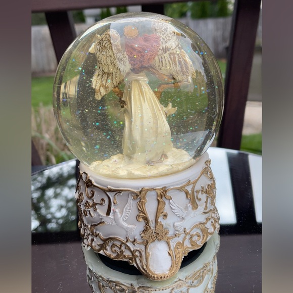 Angel Snow Globe - Picture 3 of 6